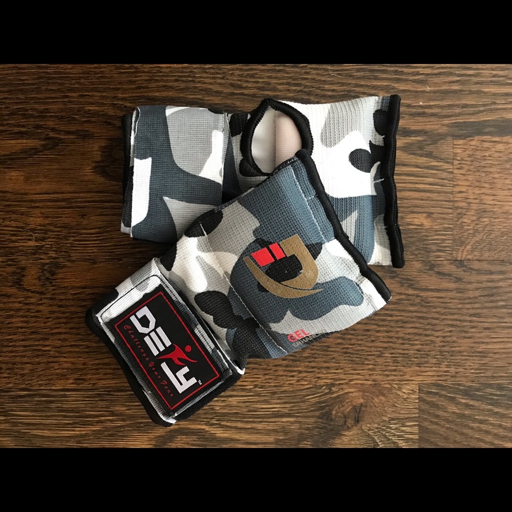 *NWT* Boxing Gloves, Gel Padded, White Camo
